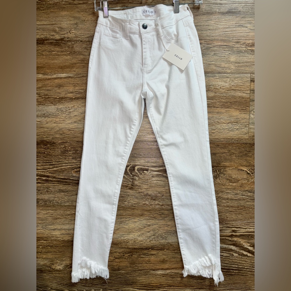 Cello White cropped length skinny jeans❤️❤️ NWT size 1